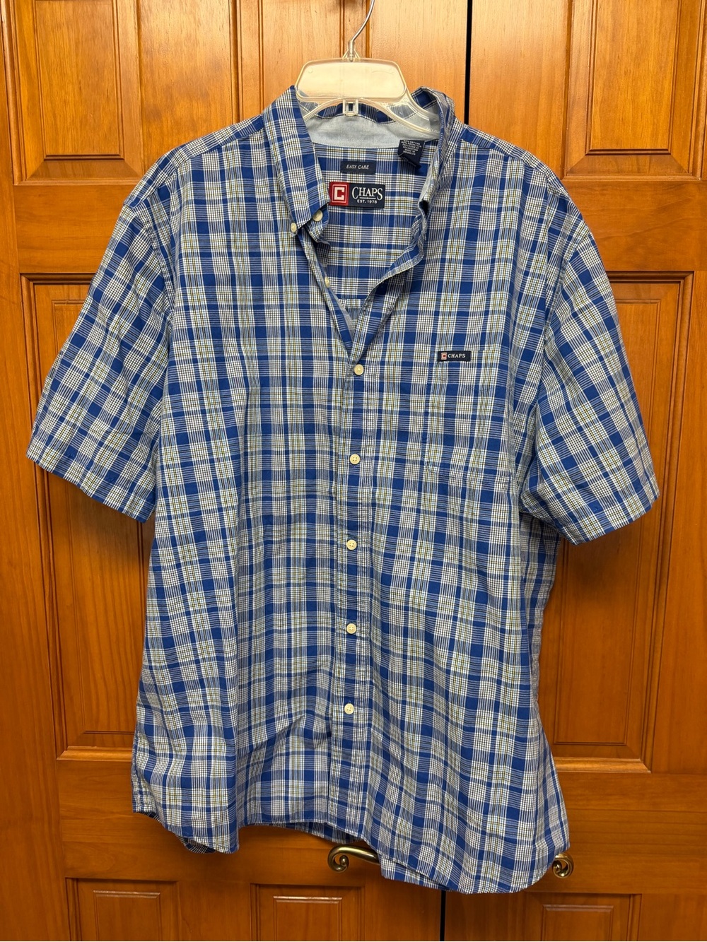 Chaps Men's Blue and White Plaid Short-Sleeve Button-Down Shirt